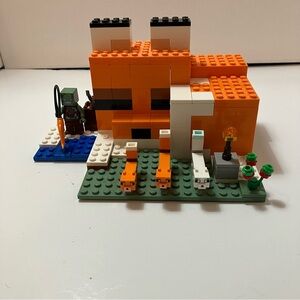 LEGO® MINECRAFT. #21178. The Fox Lodge. 193 pieces. Mostly complete.